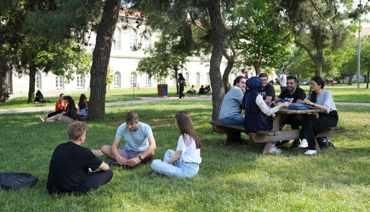 YTÜ kampüsünde bir arada vakit geçiren öğrenciler