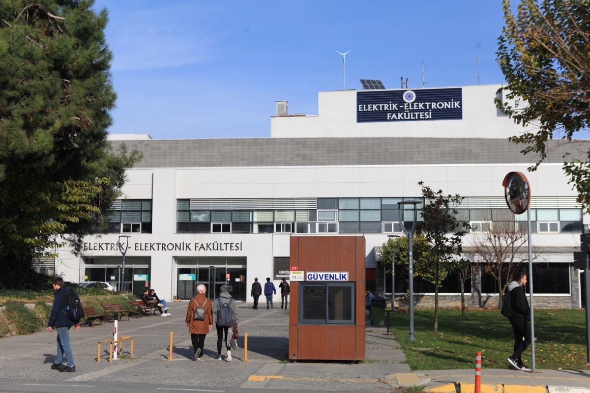 YTÜ Elektrik-Elektronik Fakültesi laboratuvar çalışmaları