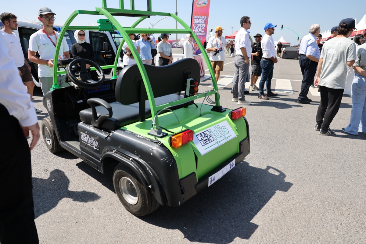 YTÜ Kontrol ve Otomasyon Mühendisliği öğrencileri