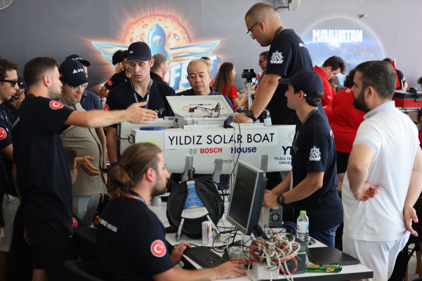 TEKNOFEST Mavi Vatan'da Yıldız Solar Boat takımı çalışma anında
