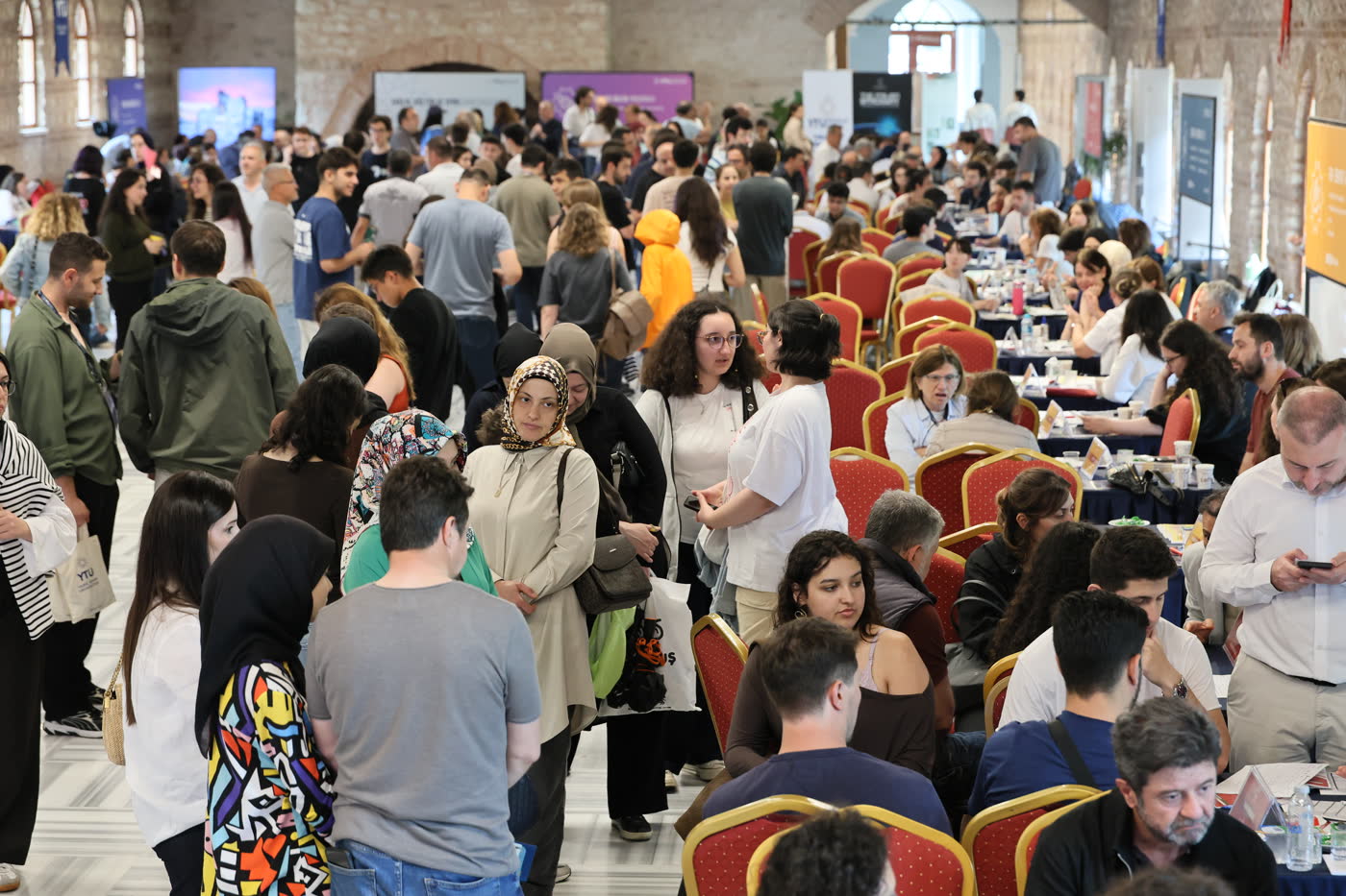 Tarihî Hamam Kültür Merkezi'nde tanıtım masalarında aday öğrenciler ve aileleriyle görüşen YTÜ akademisyenleri