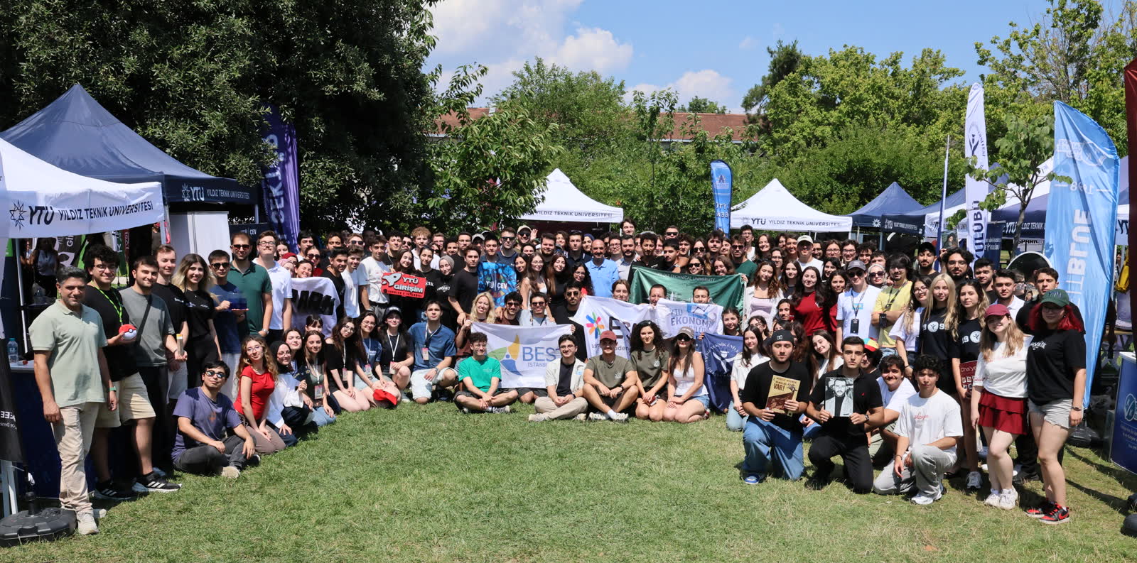 YTÜ 2026 Tanıtım Günleri'nde Orta Bahçede bir araya gelen öğrenci kulüpleri ve teknoloji takımları