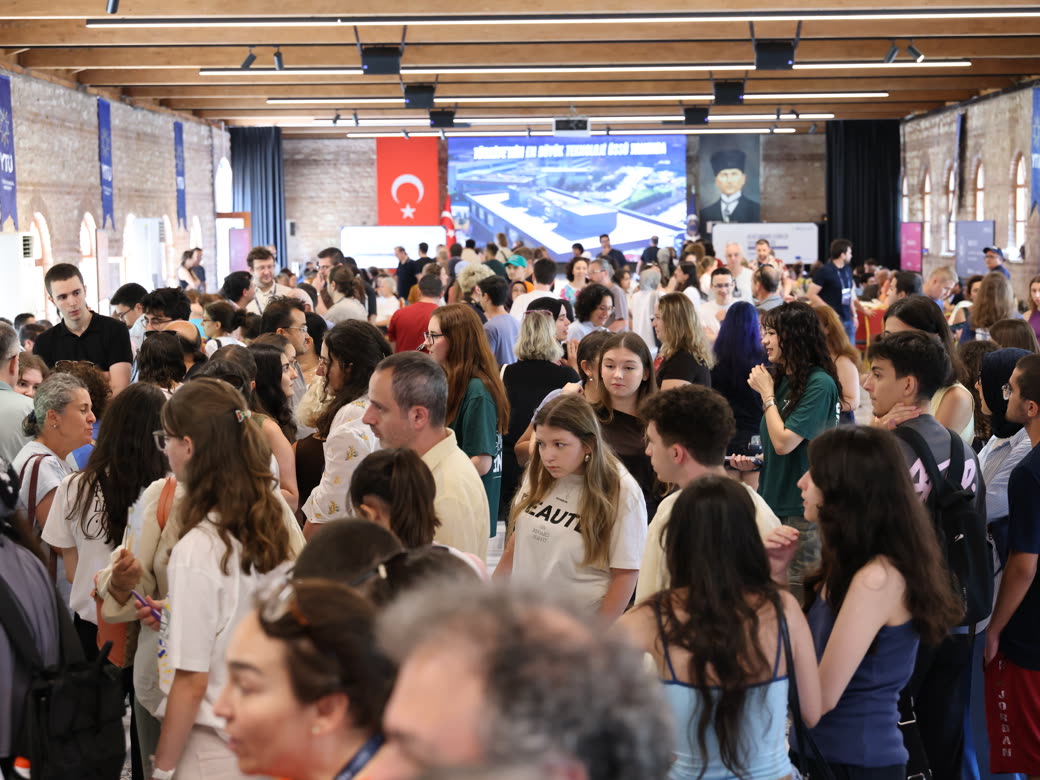 YTÜ 2026 Tanıtım Günleri'nde Tarihî Hamam Kültür Merkezi'ni dolduran aday öğrenciler ve aileleri